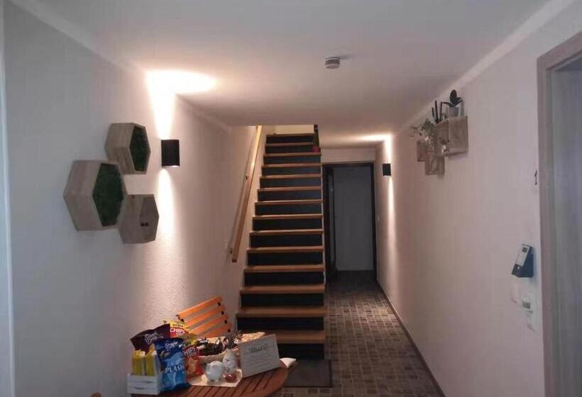 Motel Q Das Kleine Stadt