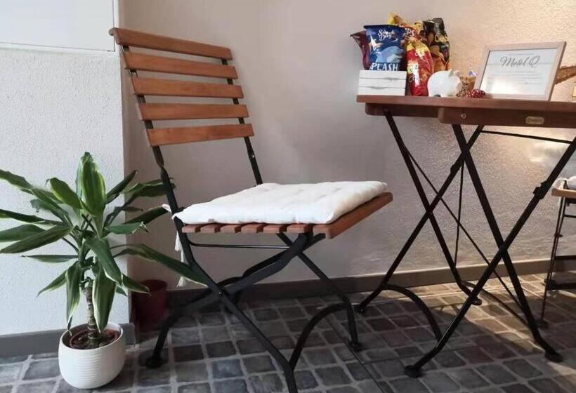 Motel Q Das Kleine Stadt