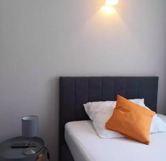 Motel Q   Das Kleine Stadt