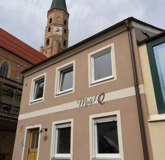Motel Q   Das Kleine Stadt