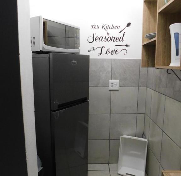 Пансион Roxy S Rest Guest House