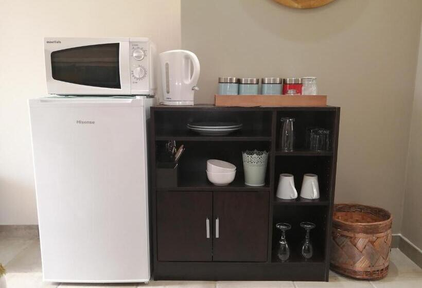 Пансион Roxy S Rest Guest House