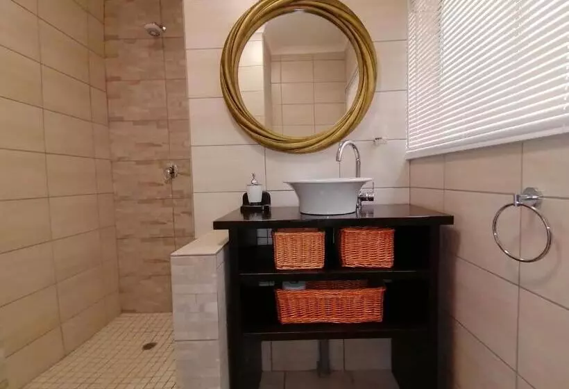 Majatalo Roxy S Rest Guest House