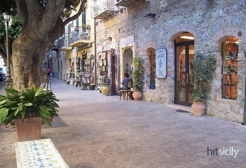 The Palace B&b And Apartments