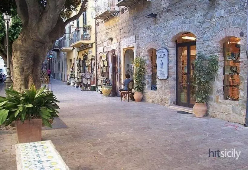 The Palace B&b And Apartments