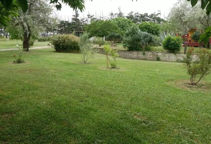 Aamiaismajoitus (B&B) Mas Maurane Roulotte Avec Spa Privé Aux Portes D Arles