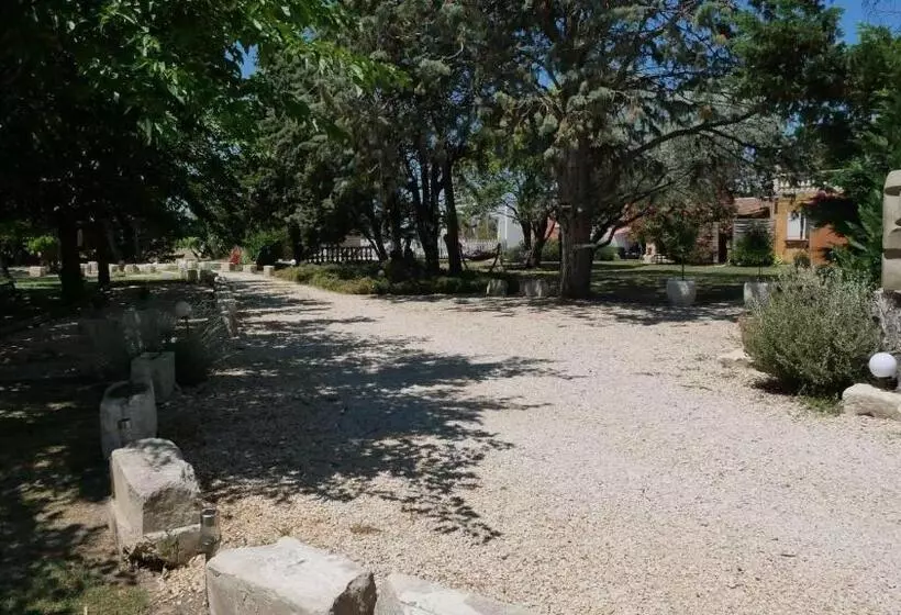 Aamiaismajoitus (B&B) Mas Maurane Roulotte Avec Spa Privé Aux Portes D Arles