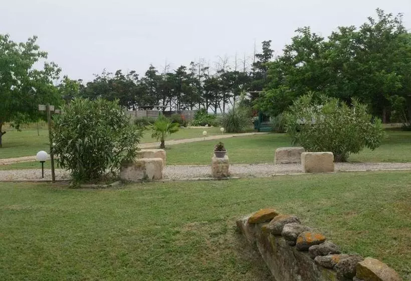 Aamiaismajoitus (B&B) Mas Maurane Roulotte Avec Spa Privé Aux Portes D Arles