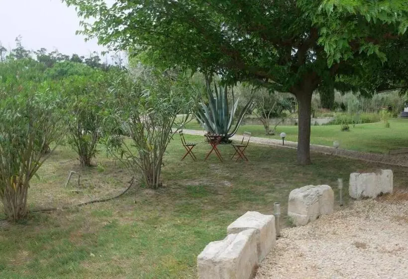 Aamiaismajoitus (B&B) Mas Maurane Roulotte Avec Spa Privé Aux Portes D Arles