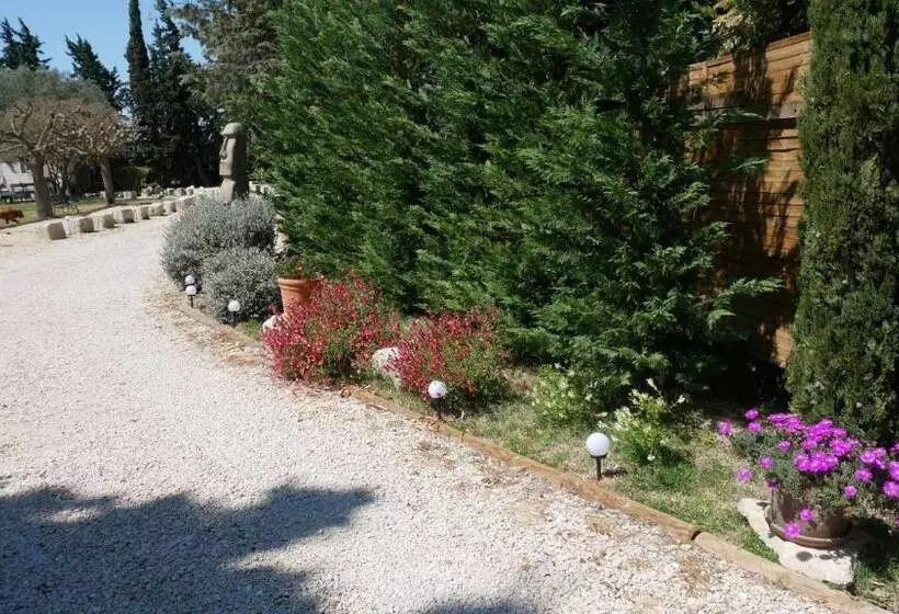 Aamiaismajoitus (B&B) Mas Maurane Roulotte Avec Spa Privé Aux Portes D Arles