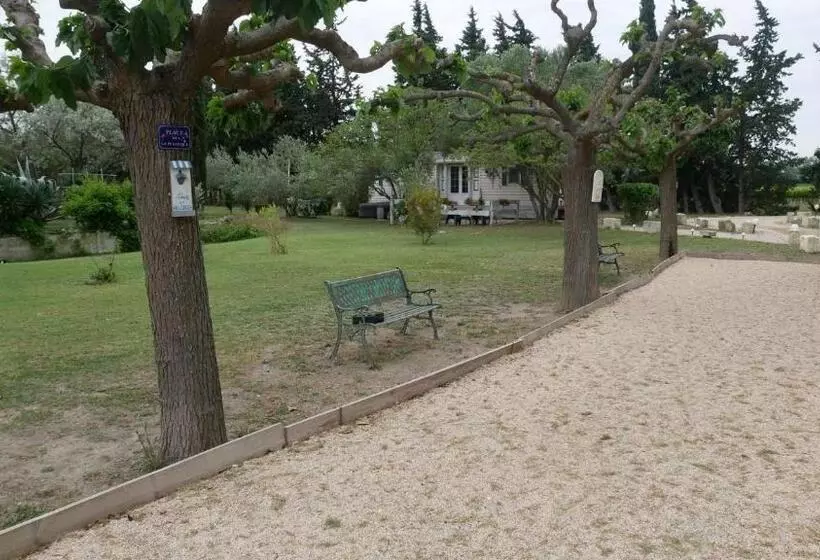 Aamiaismajoitus (B&B) Mas Maurane Roulotte Avec Spa Privé Aux Portes D Arles