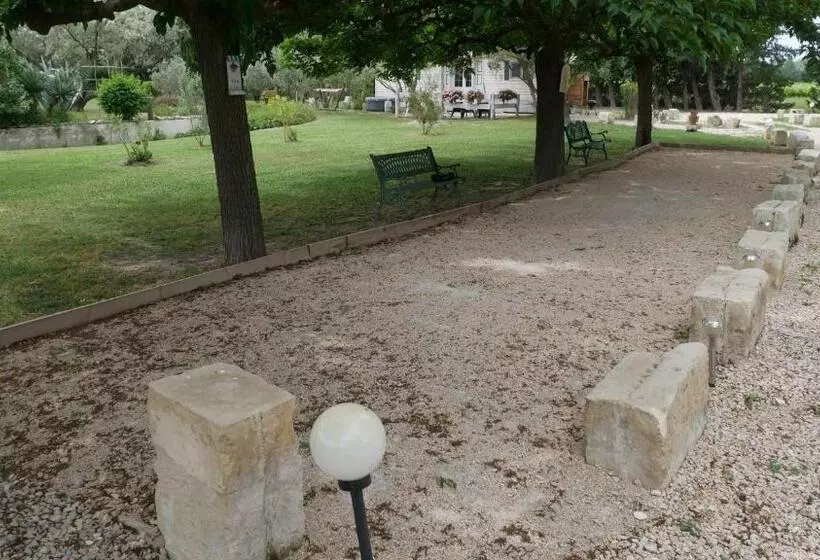 Aamiaismajoitus (B&B) Mas Maurane Roulotte Avec Spa Privé Aux Portes D Arles