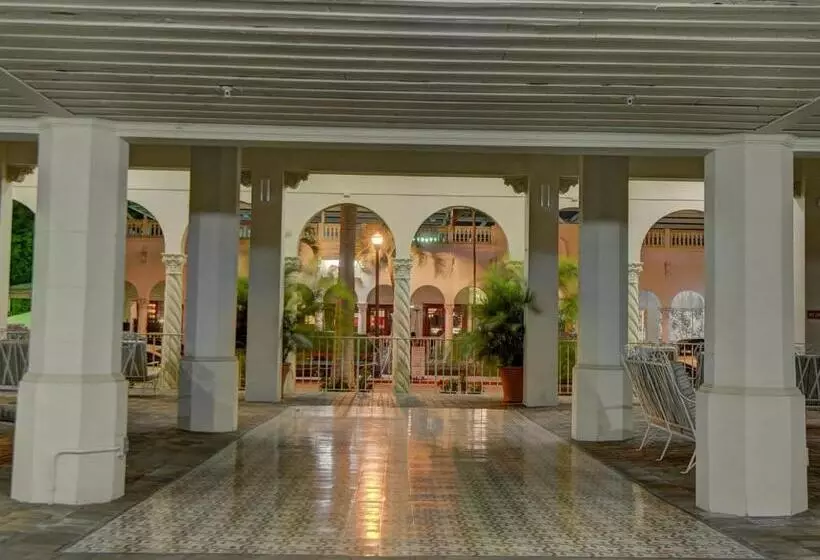 Hemingway Suites At Palm Beach Hotel Island