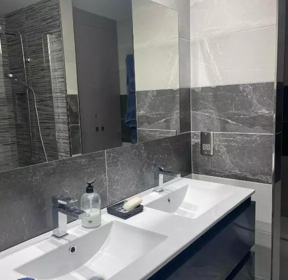 Spacious Ground Floor Luxury Apartment With Underground Parking