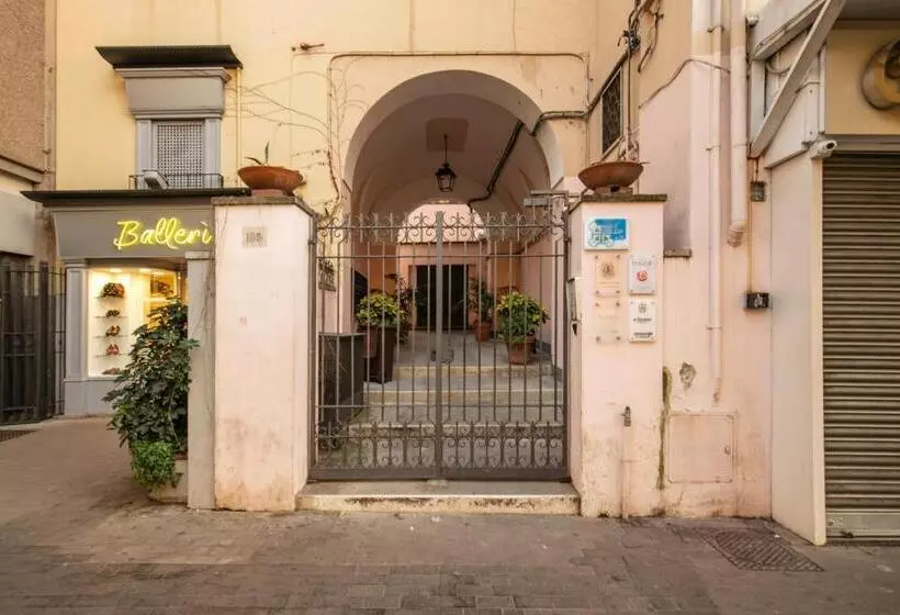 تختخواب و صبحانه Sorrento Square Suites