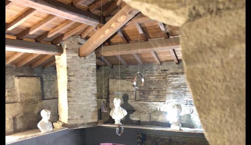 پانسیون Torre Caetani Night In A Medieval Tower