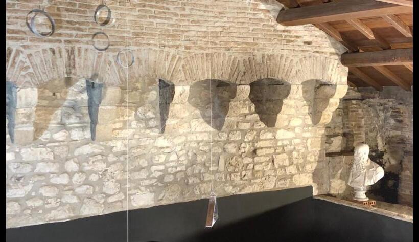 پانسیون Torre Caetani Night In A Medieval Tower