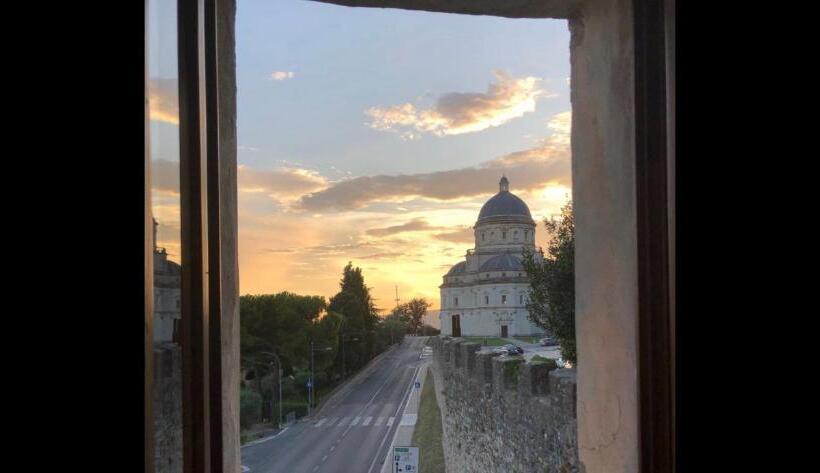 پانسیون Torre Caetani Night In A Medieval Tower