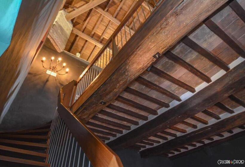 پانسیون Torre Caetani Night In A Medieval Tower