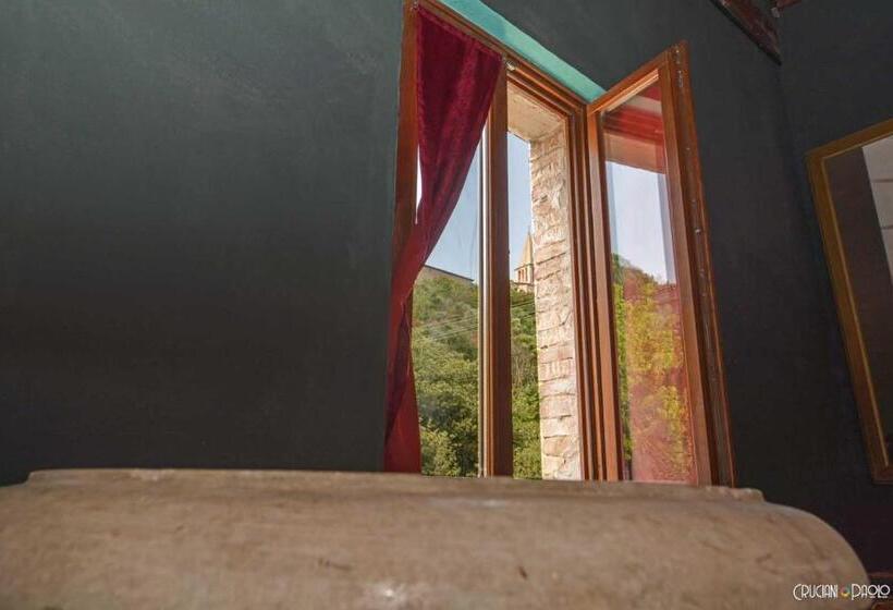 پانسیون Torre Caetani Night In A Medieval Tower