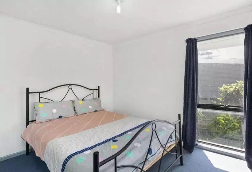 Enormous Torquay Beach Lodge   3 Mins To Beach