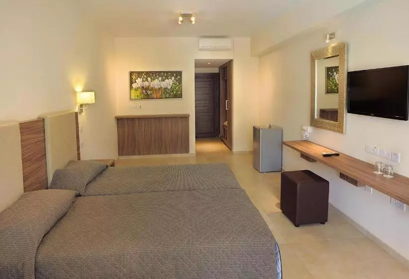 هتل Nelia Gardens