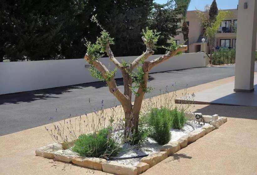 هتل Nelia Gardens