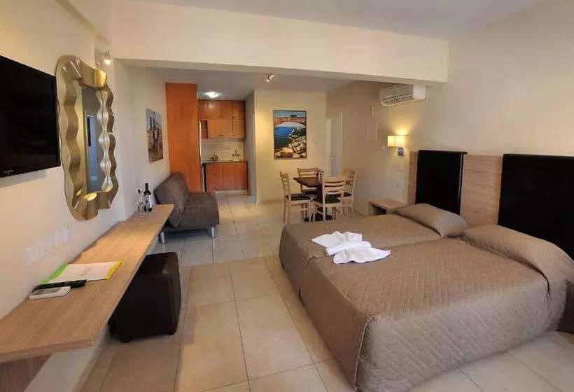 هتل Nelia Gardens