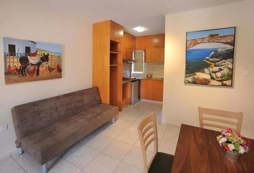 هتل Nelia Gardens