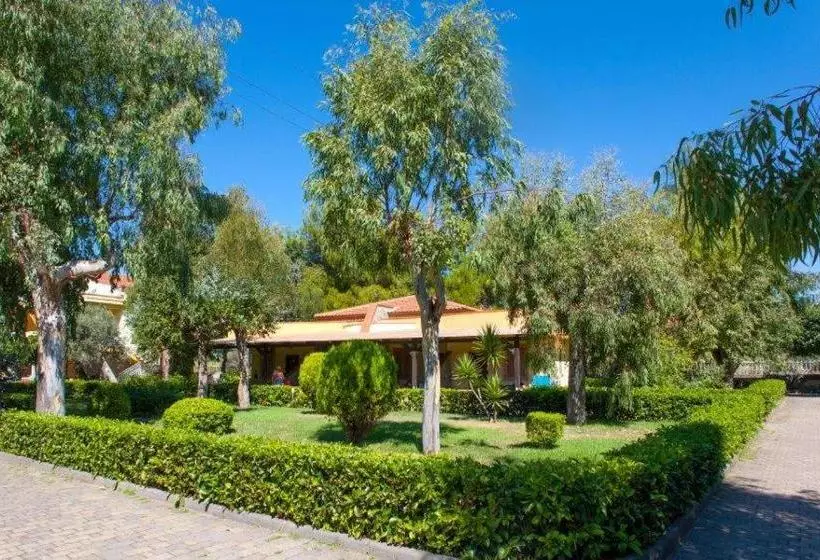 Отель Villaggio Holiday Beach