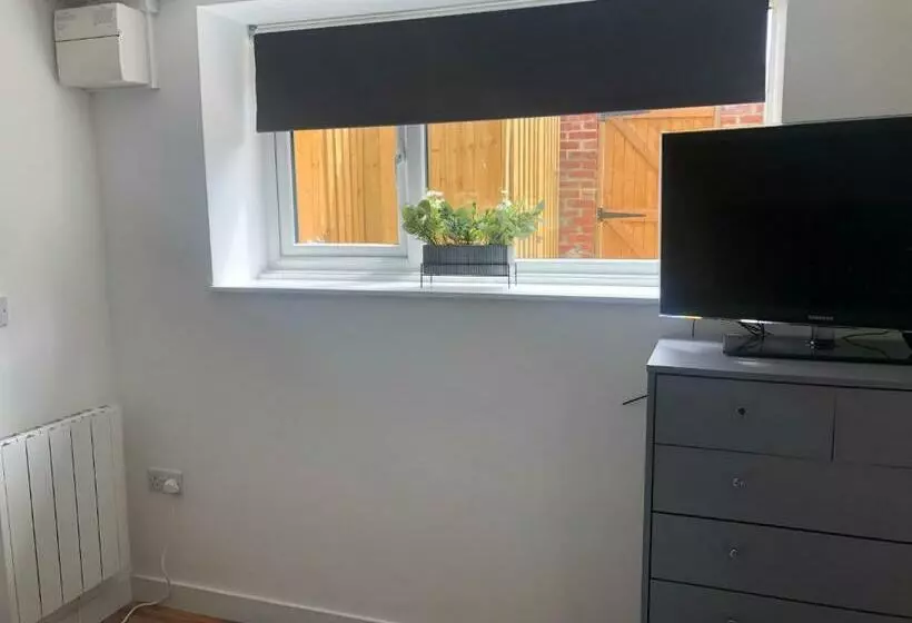 Exclusive Modern Decorated 1 Bedroom Detached Studio