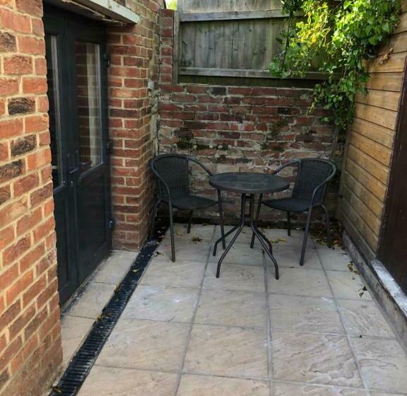 Exclusive Modern Decorated 1 Bedroom Detached Studio