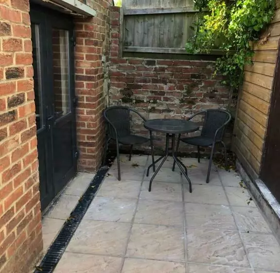 Exclusive Modern Decorated 1 Bedroom Detached Studio