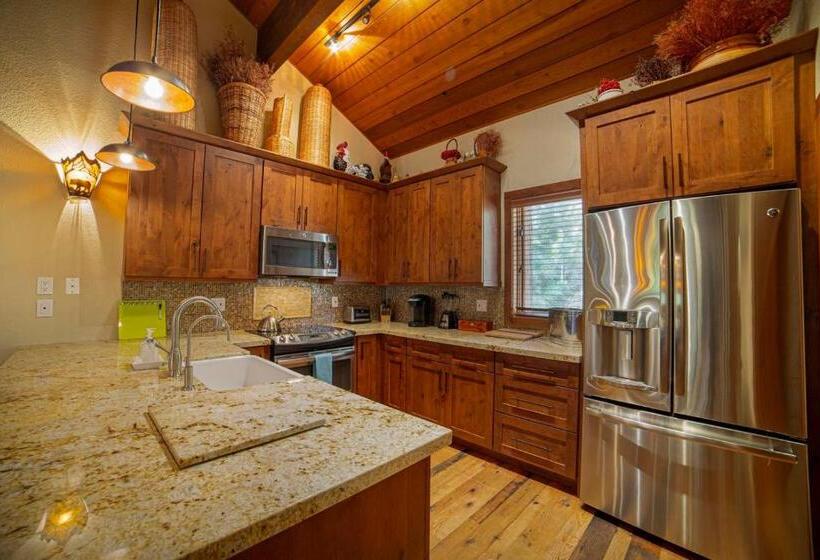 445   Pet Friendly Condo Private Balcony Stunning Views