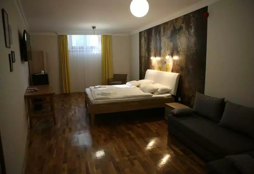 Aamiaismajoitus (B&B) V8 Kelemen Panzió