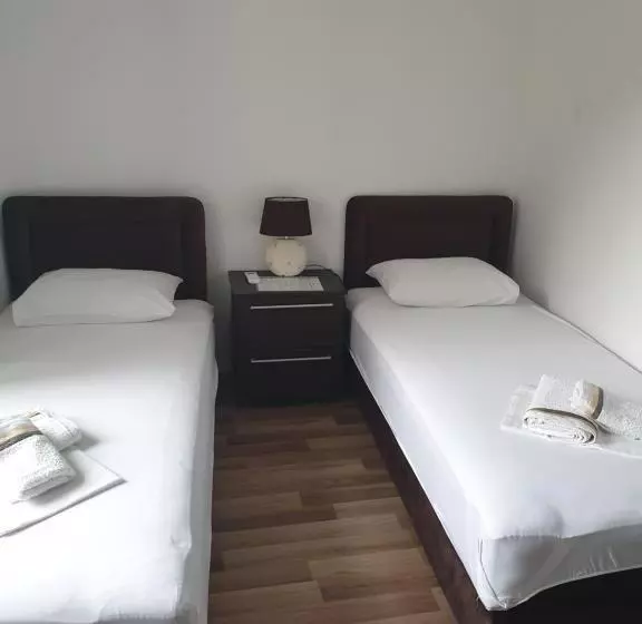 پانسیون Nova Dvokrevetna Soba Sa Dva Odvojena Kreveta I Zajedničkim Kupatilom