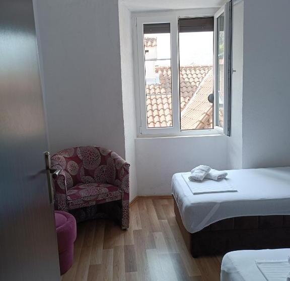 پانسیون Nova Dvokrevetna Soba Sa Dva Odvojena Kreveta I Zajedničkim Kupatilom