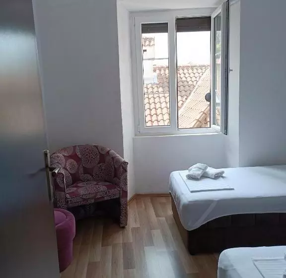پانسیون Nova Dvokrevetna Soba Sa Dva Odvojena Kreveta I Zajedničkim Kupatilom