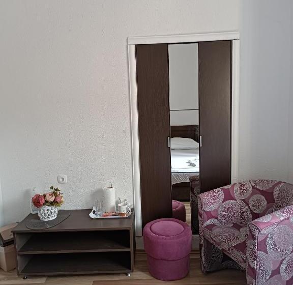 پانسیون Nova Dvokrevetna Soba Sa Dva Odvojena Kreveta I Zajedničkim Kupatilom