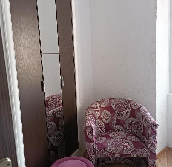 پانسیون Nova Dvokrevetna Soba Sa Dva Odvojena Kreveta I Zajedničkim Kupatilom