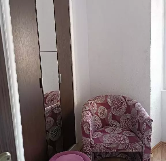 پانسیون Nova Dvokrevetna Soba Sa Dva Odvojena Kreveta I Zajedničkim Kupatilom