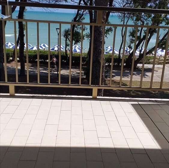 펜션 Room In Bb Spacious Double Room By The Sea