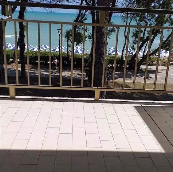 ペンション Room In Bb   Spacious Double Room By The Sea