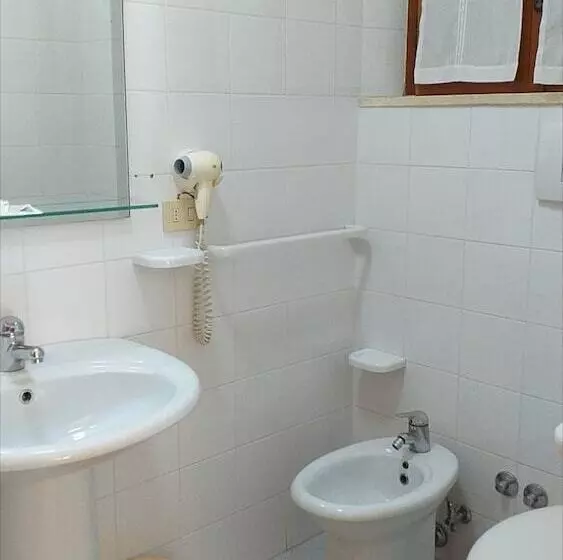 ペンション Room In Bb   Spacious Double Room By The Sea