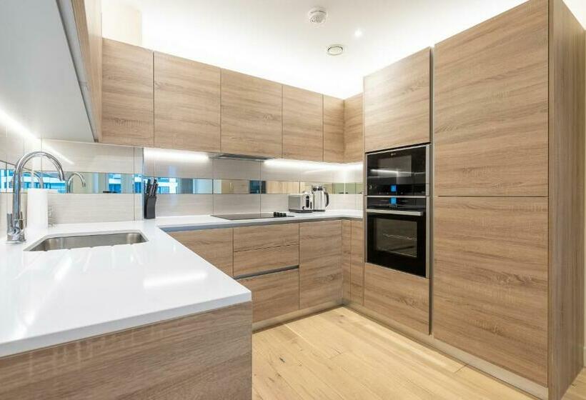 Lovely 2 Bed Condo London