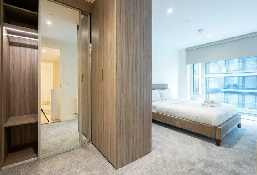 Lovely 2 Bed Condo London