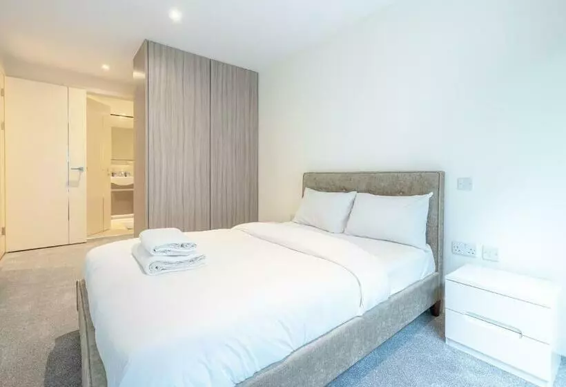 Lovely 2 Bed Condo London