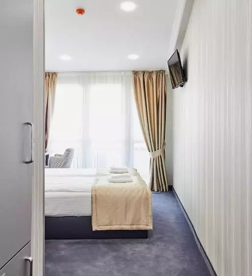 ホテル хотел паризи