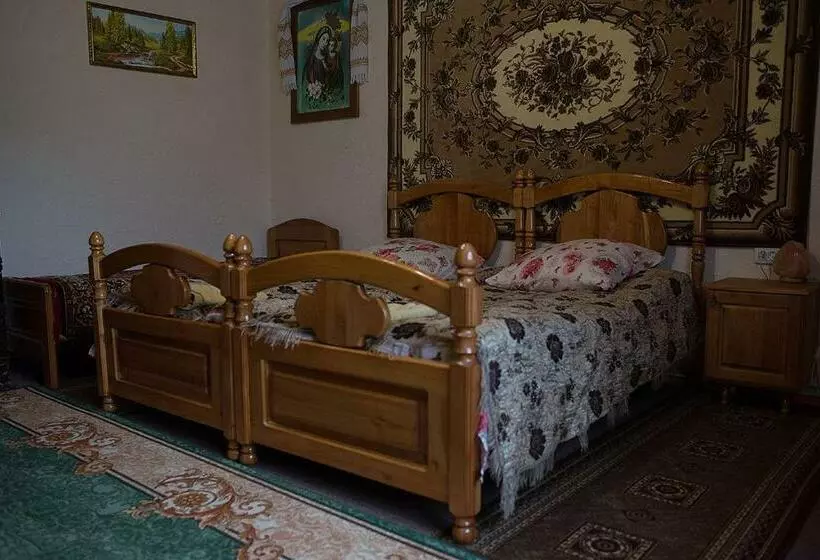 Majatalo приватна садиба яблуневий сад 1