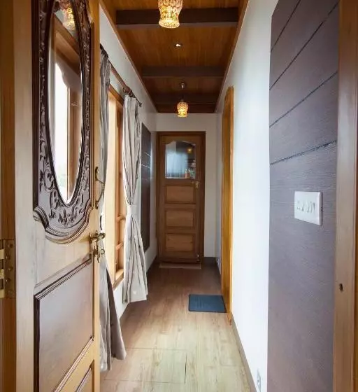 Hotelli Abad Premium House Boat